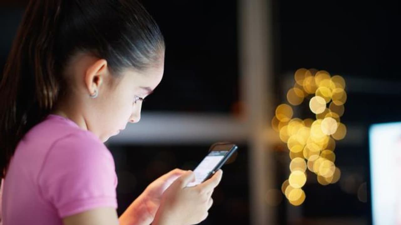 കുട്ടികളിലെ മൊബെെൽ ഫോൺ ഉപയോ​ഗം; രക്ഷിതാക്കൾ ശ്രദ്ധിക്കേണ്ടത്...