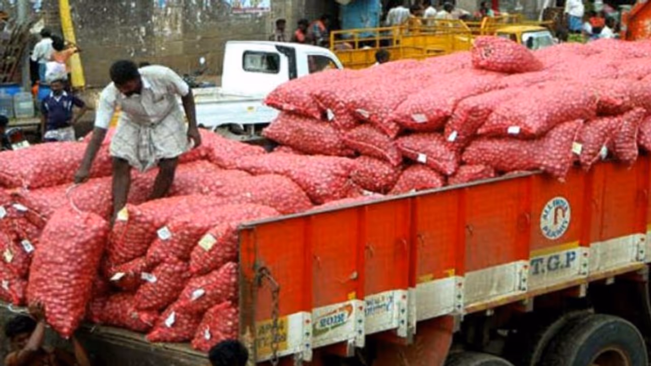 महंगी प्याज पर मालिक और ड्राइवर नियत हुई खराब, EMI भरने के लिए 9 लाख रु का माल किया पार महंगी प्याज पर मालिक और ड्राइवर नियत हुई खराब, EMI भरने के लिए 9 लाख रु का माल किया पार