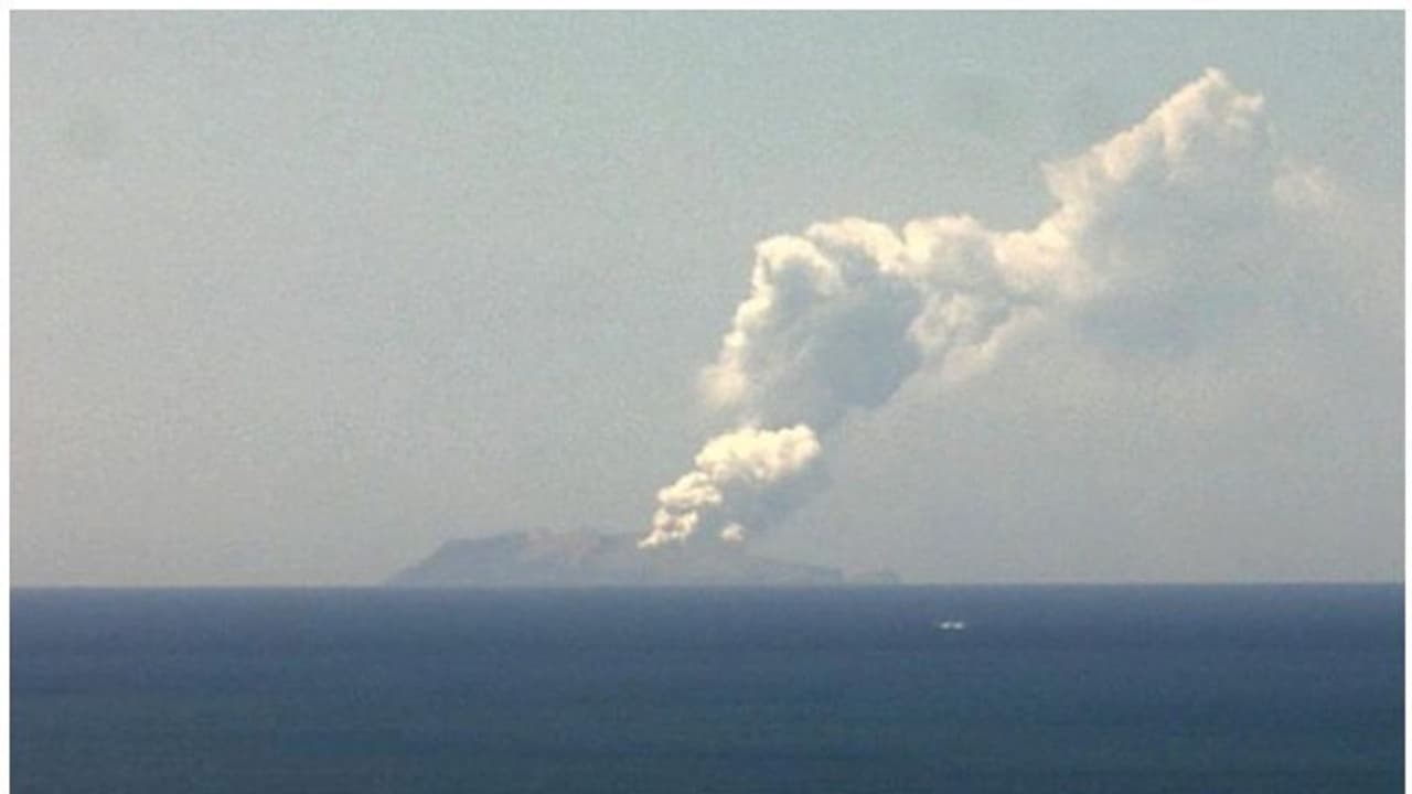 ന്യൂസിലൻഡിൽ അഗ്നിപർവ്വത സ്ഫോടനം; അഞ്ച് പേർ മരിച്ചതായി റിപ്പോർട്ട് ന്യൂസിലൻഡിൽ അഗ്നിപർവ്വത സ്ഫോടനം; അഞ്ച് പേർ മരിച്ചതായി റിപ്പോർട്ട്