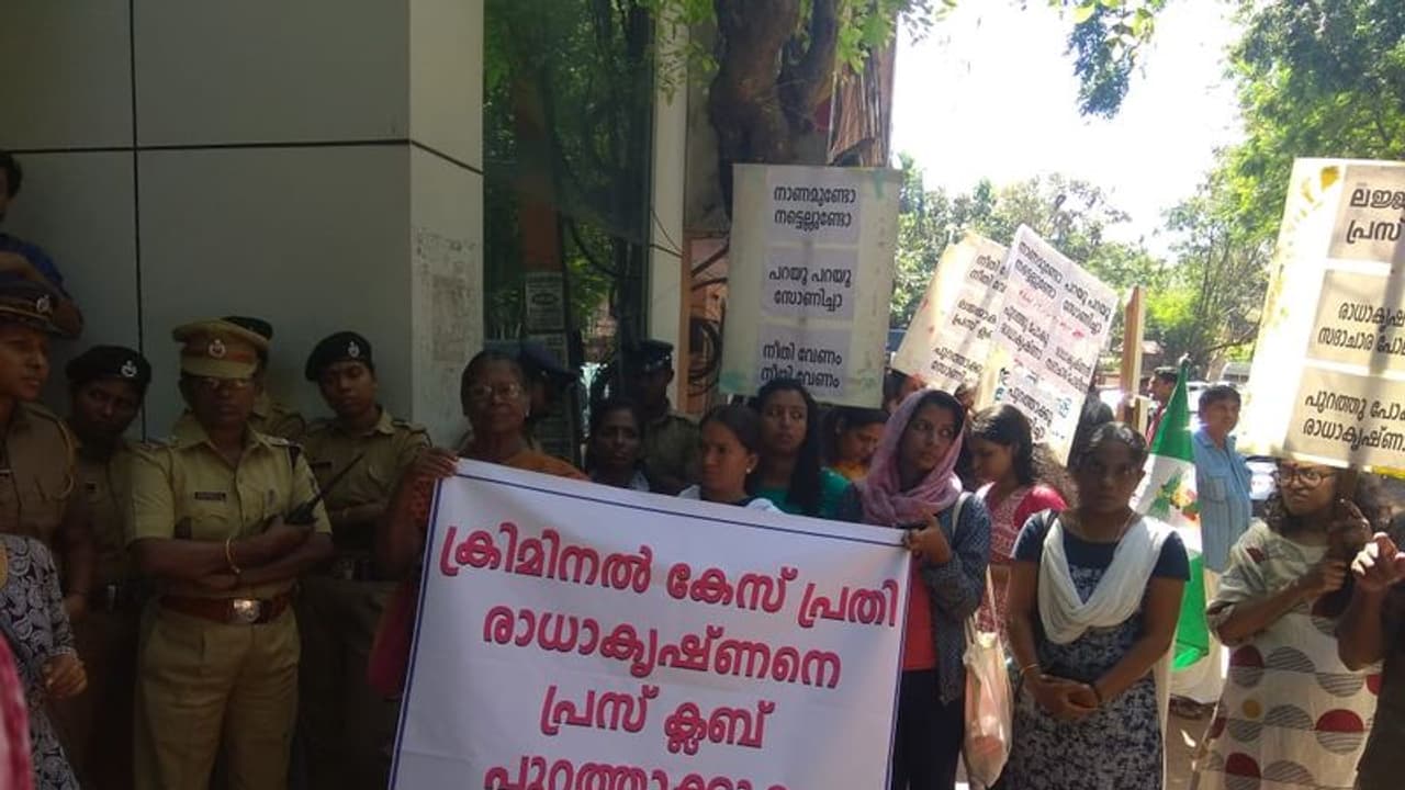 തിരുവനന്തപുരം പ്രസ് ക്ലബ് സെക്രട്ടറിയുടെ സസ്പെന്ഷന്: ക്ലബ് പ്രസിഡന്റ് ഉള്പ്പടെയുള്ളവര് രാജിവച്ചു തിരുവനന്തപുരം പ്രസ് ക്ലബ് സെക്രട്ടറിയുടെ സസ്പെന്ഷന്: ക്ലബ് പ്രസിഡന്റ് ഉള്പ്പടെയുള്ളവര് രാജിവച്ചു