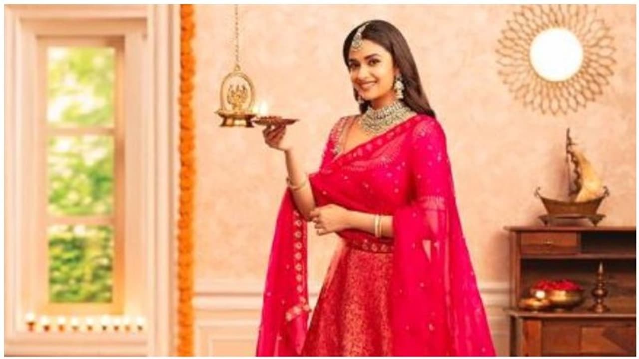 தீப திருநாள் ஸ்பெஷல்... கைகளில் அகல் விளக்கு ஏந்தியபடி நியூ லுக்கில் ரசிகர்கள் மனதில் பொறி பறக்க விட்ட கீர்த்தி சுரேஷ்! வைரலாகும் புகைப்படம்!