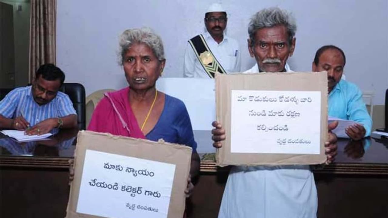 అయ్యో పాపం వాళ్ళకు ఎంత కష్టం.. జేసీ వద్ద వృద్ధదంపతుల ఆవేదన అయ్యో పాపం వాళ్ళకు ఎంత కష్టం.. జేసీ వద్ద వృద్ధదంపతుల ఆవేదన