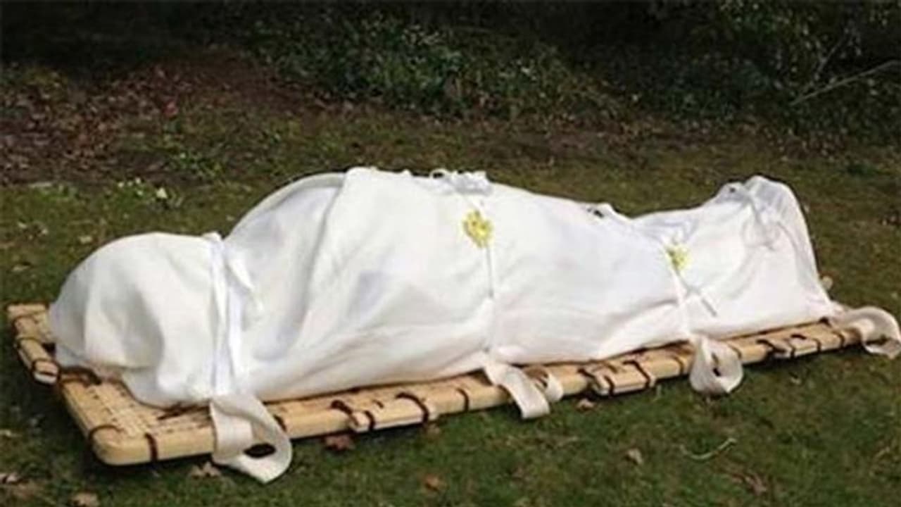 पति की हैवानियत : दोस्तों को बुलाया, फिर मिलकर पत्नी पर छिड़का पेट्रोल और जिंदा जला दिया पति की हैवानियत : दोस्तों को बुलाया, फिर मिलकर पत्नी पर छिड़का पेट्रोल और जिंदा जला दिया