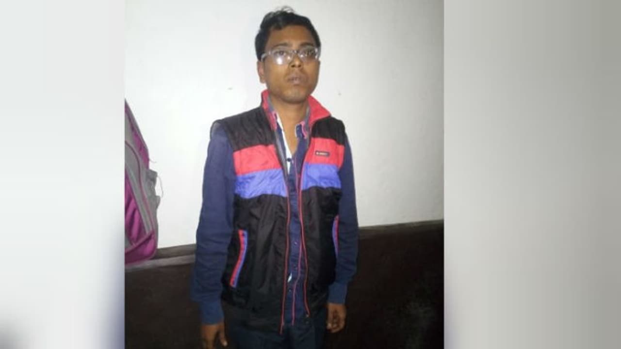 সরকারি হাসপাতালে চেঞ্জিং রুমে নার্সদের ছবি তোলার চেষ্টা, হাতেনাতে ধরা পড়ল যুবক সরকারি হাসপাতালে চেঞ্জিং রুমে নার্সদের ছবি তোলার চেষ্টা, হাতেনাতে ধরা পড়ল যুবক