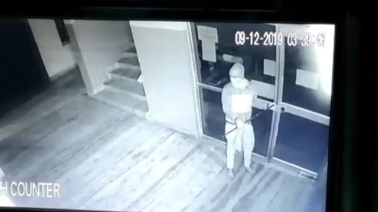 নিরাপত্তারক্ষীকে আটকে রেখে লুঠপাট, মেডিকেল কলেজে চাঞ্চল্য নিরাপত্তারক্ষীকে আটকে রেখে লুঠপাট, মেডিকেল কলেজে চাঞ্চল্য