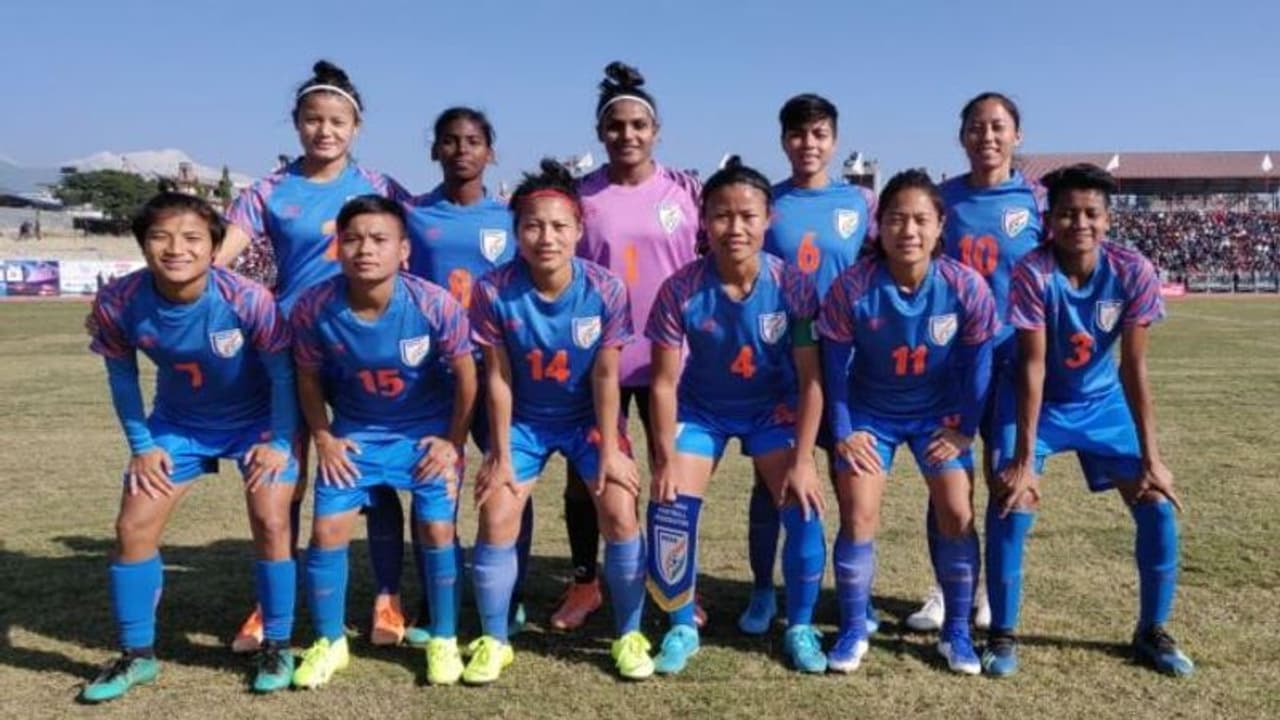 সাউথ এশিয়ান গেমসে সোনা জয়ের হ্যাটট্রিক ভারতীয় মহিলা ফুটবল দলের