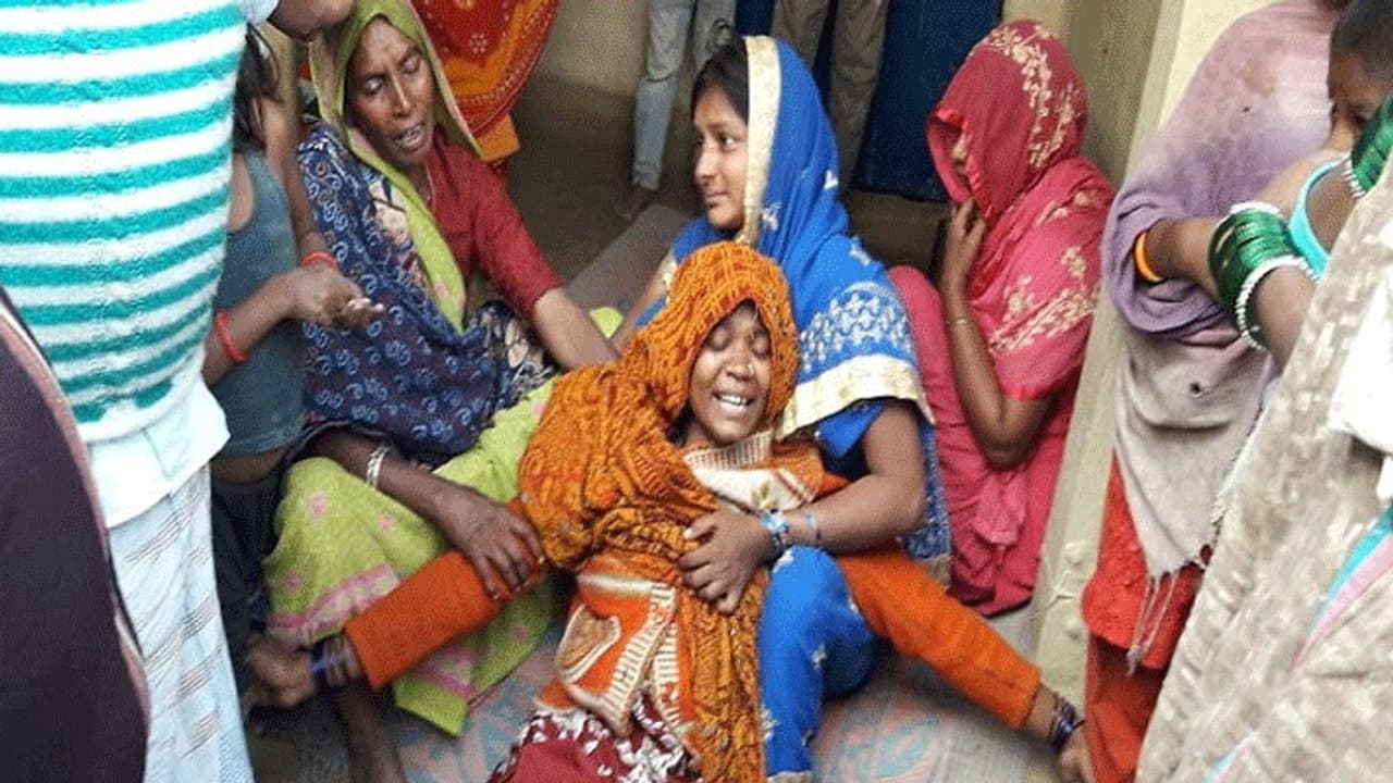 बेटे की लाश का इंतजार कर रही मां बोली, अब घर का चूल्हा कैसे जलेगा, पहले पति गए, अब बेटा चला गया बेटे की लाश का इंतजार कर रही मां बोली, अब घर का चूल्हा कैसे जलेगा, पहले पति गए, अब बेटा चला गया