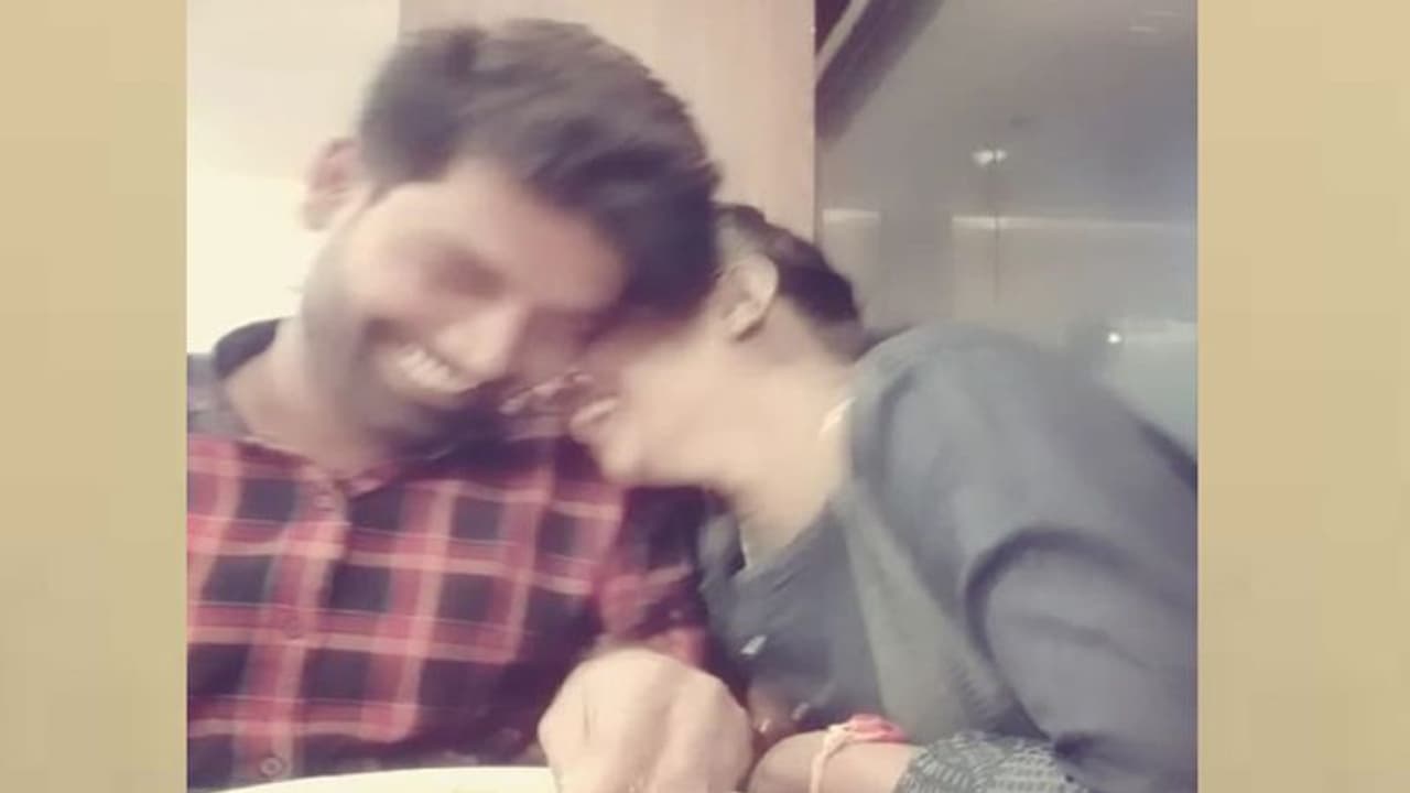 ప్రేమించినవాడి చేతిలో మోసపోయిన యువతి...ప్రియుడి ఇంటిముందు ధర్నా ప్రేమించినవాడి చేతిలో మోసపోయిన యువతి...ప్రియుడి ఇంటిముందు ధర్నా