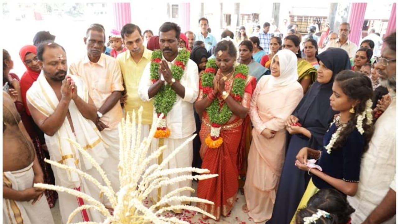 നാടോടി പെണ്കുട്ടിയുടെ വിവാഹം നടത്തി കാരുണ്യാ ട്രസ്റ്റ് നാടോടി പെണ്കുട്ടിയുടെ വിവാഹം നടത്തി കാരുണ്യാ ട്രസ്റ്റ്