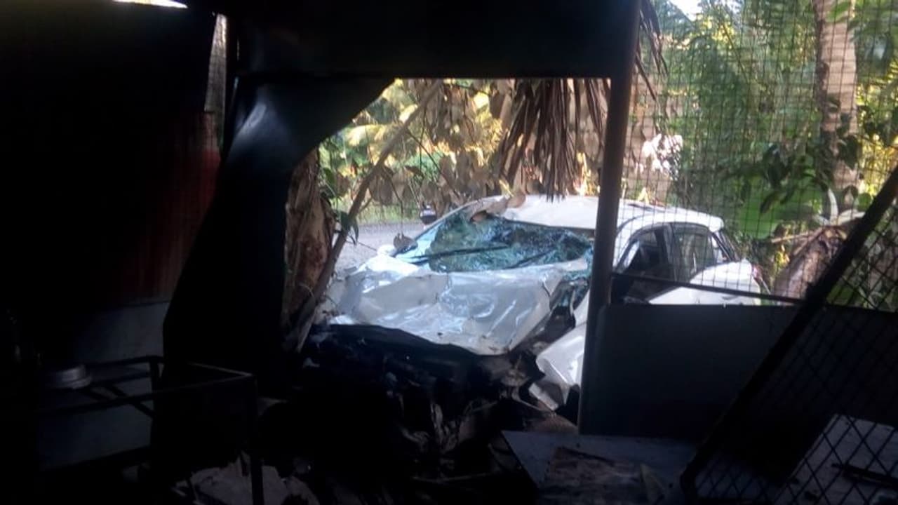 നിയന്ത്രണംതെറ്റി ഇടിച്ചുകയറിയ വാഹനം ഒരാഴ്ച പിന്നിട്ടിട്ടും എടുത്തുമാറ്റിയില്ല നിയന്ത്രണംതെറ്റി ഇടിച്ചുകയറിയ വാഹനം ഒരാഴ്ച പിന്നിട്ടിട്ടും എടുത്തുമാറ്റിയില്ല