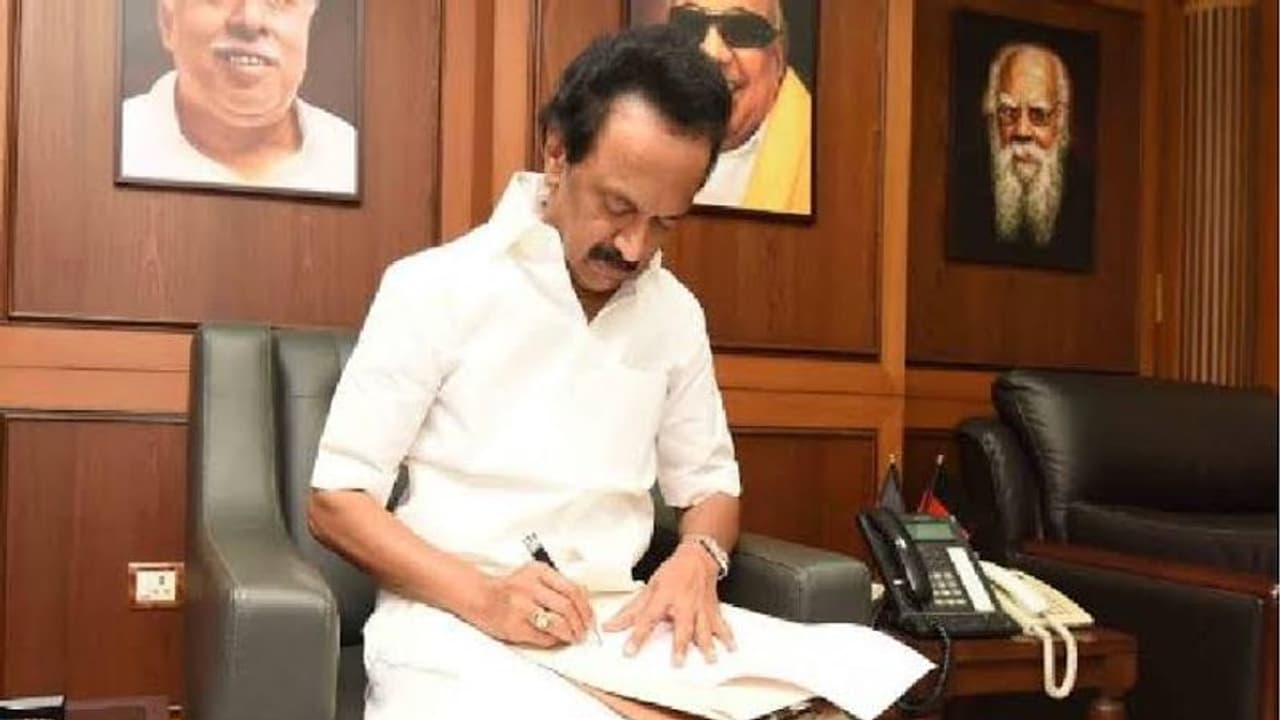 வெங்காய விலை உயர்வைப் பத்தி இந்த அரசுக்கு கொஞ்சமாவது கவலை இருக்கா ? ஸ்டாலின் காட்டம் !! வெங்காய விலை உயர்வைப் பத்தி இந்த அரசுக்கு கொஞ்சமாவது கவலை இருக்கா ? ஸ்டாலின் காட்டம் !!