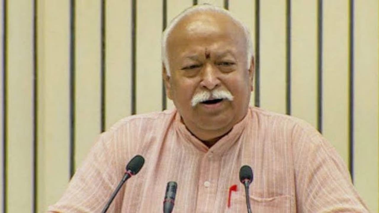 பசு மாடுகளை வளர்ப்பதால் குற்றமனநிலை குறையுமாம் !! ஆர்எஸ்எஸ் தலைவர் மோகன் பகாவத்தான் சொல்றாரு !!