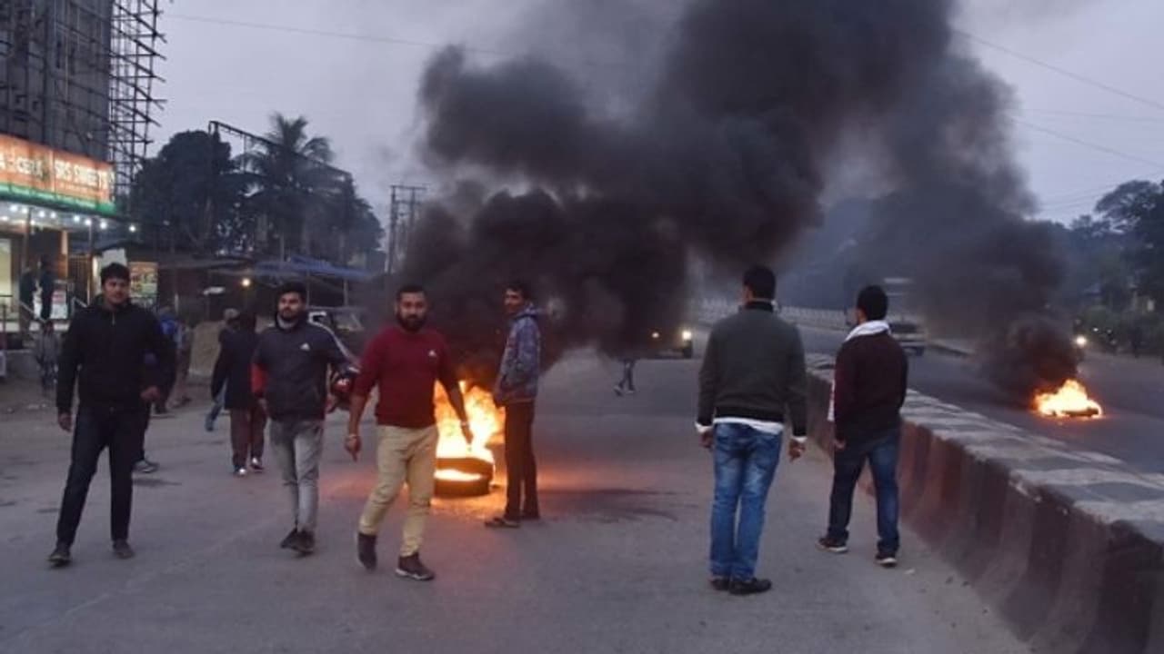 പൗരത്വ നിയമ ഭേദഗതി ബില്ലിനെതിരെ അസമിൽ ബന്ദ്; പരക്കെ അക്രമം പൗരത്വ നിയമ ഭേദഗതി ബില്ലിനെതിരെ അസമിൽ ബന്ദ്; പരക്കെ അക്രമം