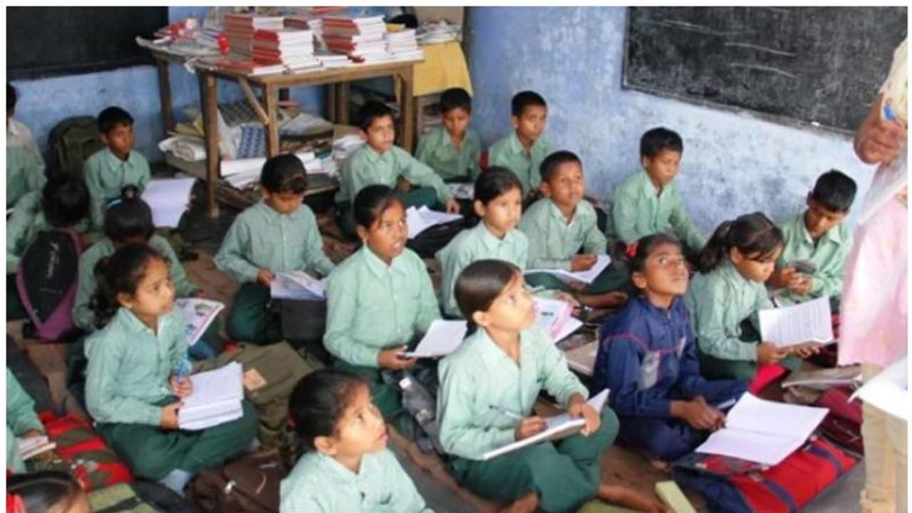 മാർക്ക് കുറഞ്ഞതിന് ദളിത് വിദ്യാർത്ഥിനിയുടെ മുഖത്ത് കറുത്ത അടയാളമിട്ടു ; അധ്യാപകനെതിരെ കേസെടുത്തു മാർക്ക് കുറഞ്ഞതിന് ദളിത് വിദ്യാർത്ഥിനിയുടെ മുഖത്ത് കറുത്ത അടയാളമിട്ടു ; അധ്യാപകനെതിരെ കേസെടുത്തു