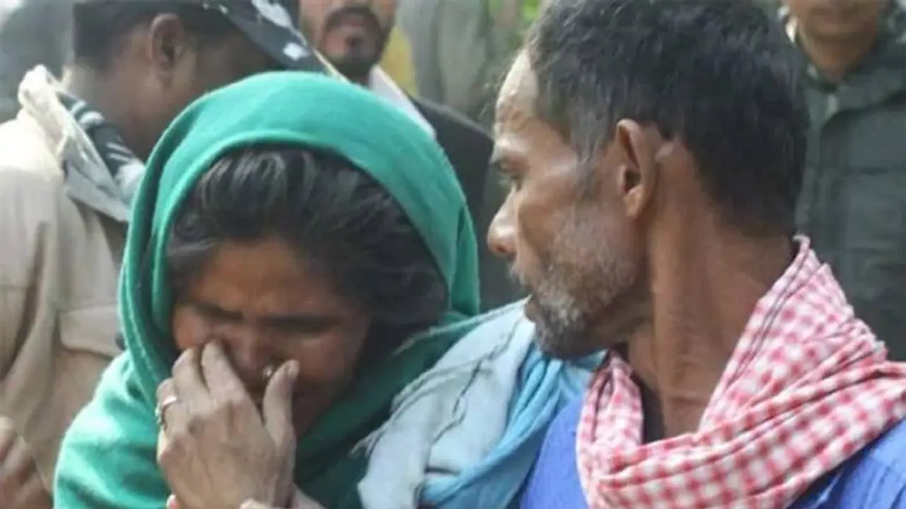 43 लोगों की कब्रगाह बने अनाज मंडी का मामला पहुंचा हाईकोर्ट, CBI जांच की मांग, संसद में शाह देंगे जवाब 43 लोगों की कब्रगाह बने अनाज मंडी का मामला पहुंचा हाईकोर्ट, CBI जांच की मांग, संसद में शाह देंगे जवाब