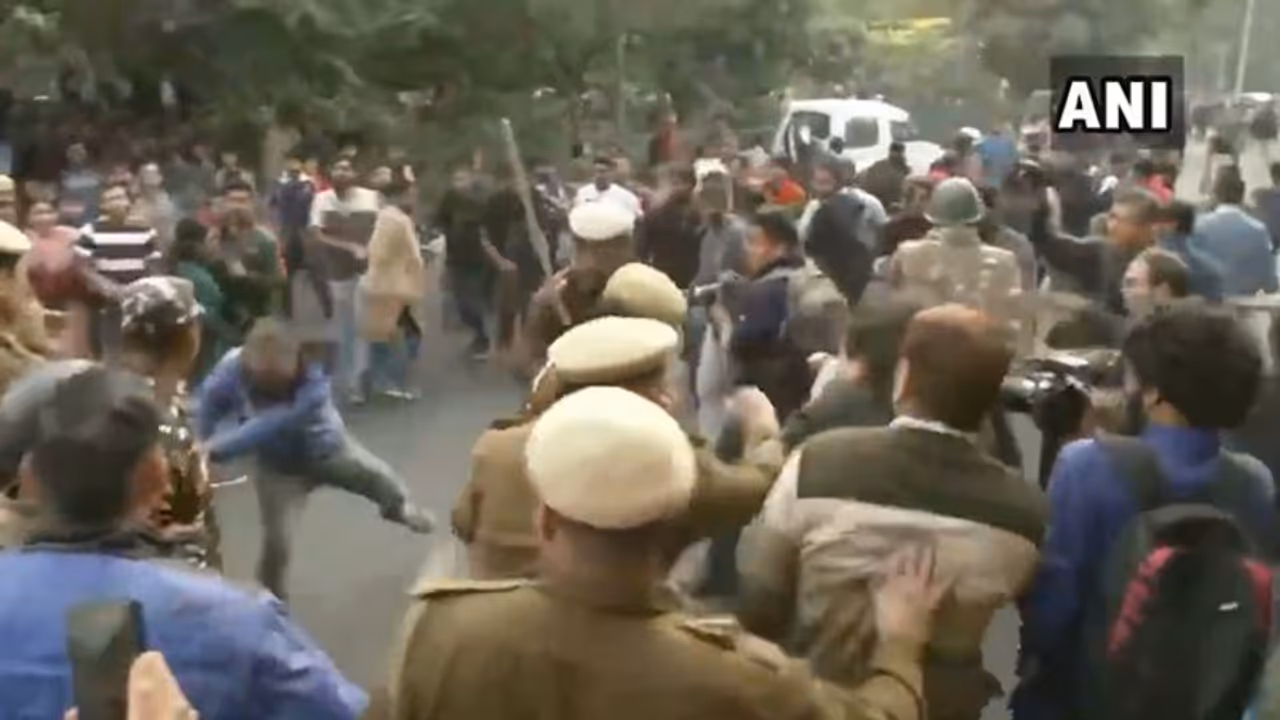 ಪ್ರತಿಭಟನೆ ವೇಳೆ ಶಾಮಿಯಾನಕ್ಕೆ ಬೆಂಕಿ: ಲಘು ಲಾಠಿ ಪ್ರಹಾರ