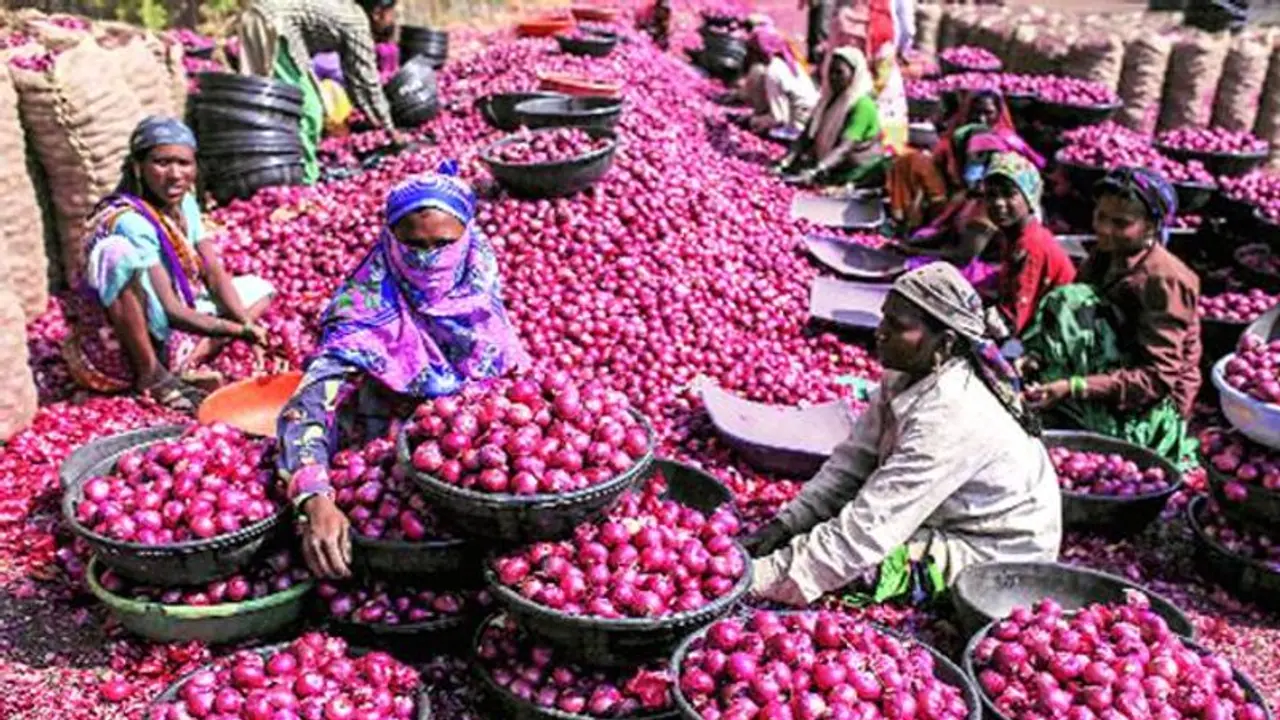 25 ரூபாய்க்கு 1 கிலோ வெங்காயம்..! அடித்துபிடித்து திரளும் பொதுமக்கள்..! 25 ரூபாய்க்கு 1 கிலோ வெங்காயம்..! அடித்துபிடித்து திரளும் பொதுமக்கள்..!