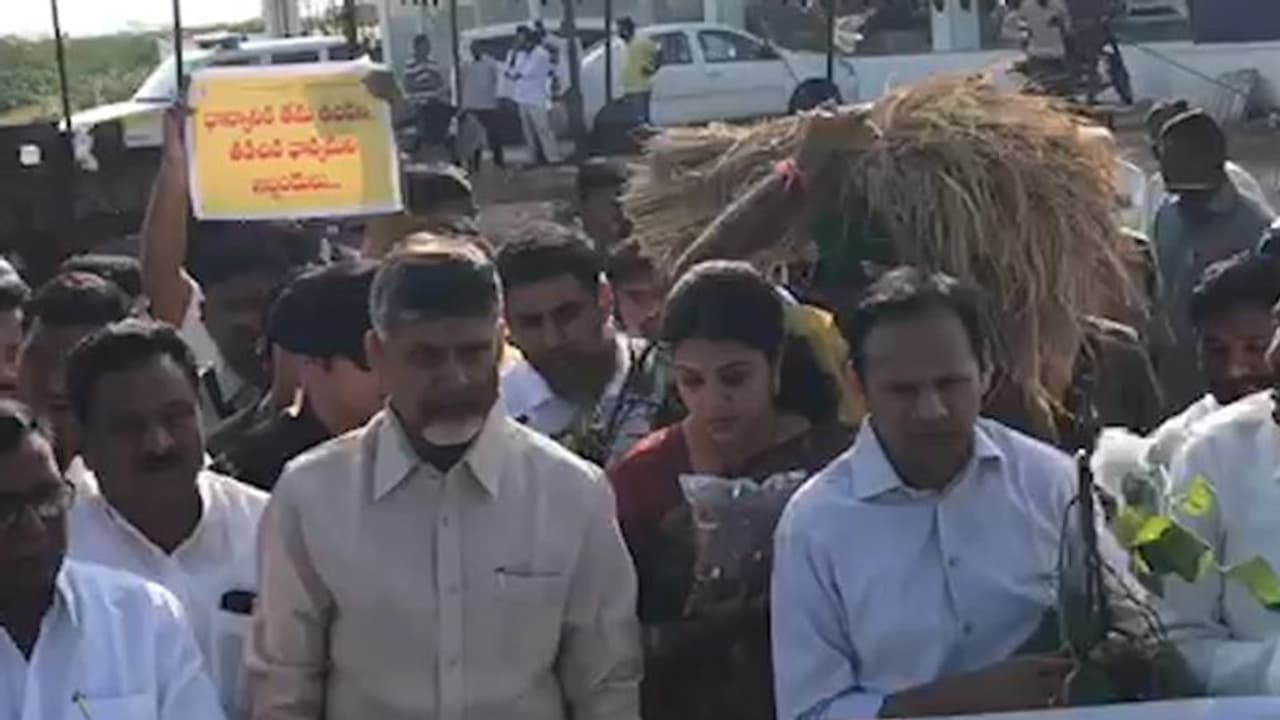 అమ్మబోతే అడవి, కొనబోతే కొరవి: రైతు సమస్యలపై చంద్రబాబు నిరసన అమ్మబోతే అడవి, కొనబోతే కొరవి: రైతు సమస్యలపై చంద్రబాబు నిరసన