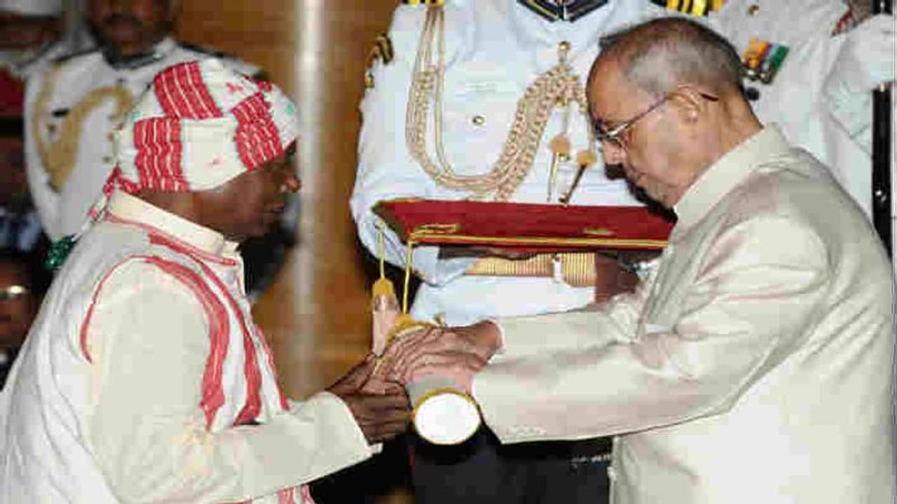 गरीबी में बीत रहा है पद्मश्री का दिन, दूसरों के घर में बेटी को करना पड़ता है झाड़ू पोछे का काम गरीबी में बीत रहा है पद्मश्री का दिन, दूसरों के घर में बेटी को करना पड़ता है झाड़ू पोछे का काम