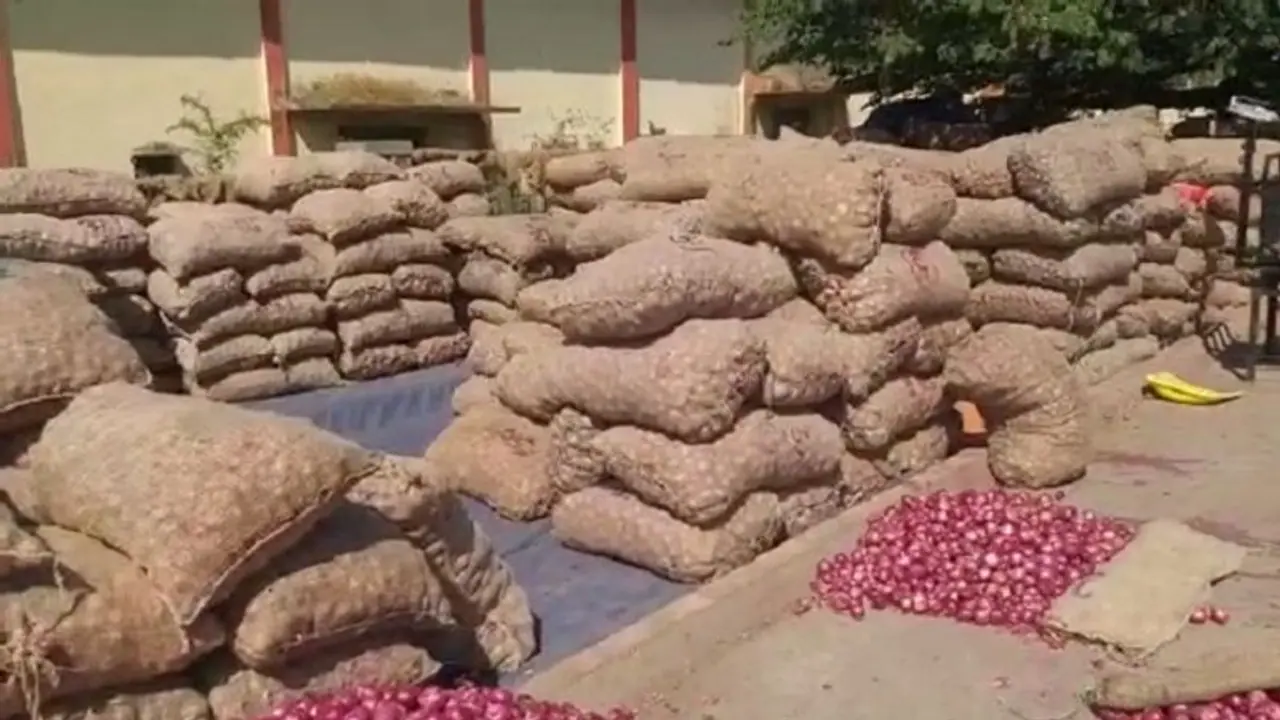 ಈರುಳ್ಳಿ ಮಾರೋಕೆ ಲೈಸೆನ್ಸ್ ಕಡ್ಡಾಯ, ಬೇಕಾಬಿಟ್ಟಿ ಸ್ಟಾಕ್ ಮಾಡಿದ್ರೆ ಕೇಸ್ ಈರುಳ್ಳಿ ಮಾರೋಕೆ ಲೈಸೆನ್ಸ್ ಕಡ್ಡಾಯ, ಬೇಕಾಬಿಟ್ಟಿ ಸ್ಟಾಕ್ ಮಾಡಿದ್ರೆ ಕೇಸ್