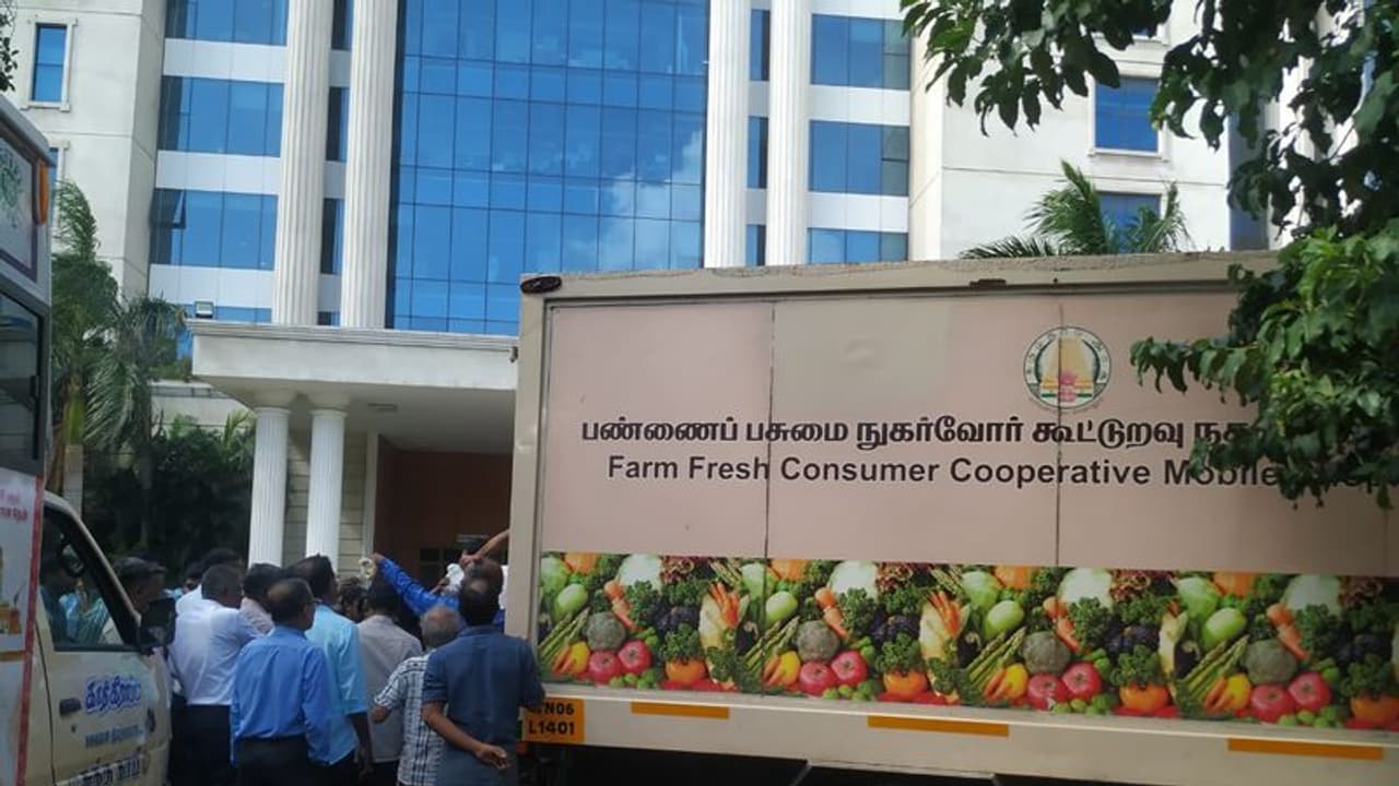 தலைமை செயலகத்தில் வெங்காய விற்பனை அமோகம்..! முண்டியடித்து வாங்கிய அரசு ஊழியர்கள்..! தலைமை செயலகத்தில் வெங்காய விற்பனை அமோகம்..! முண்டியடித்து வாங்கிய அரசு ஊழியர்கள்..!