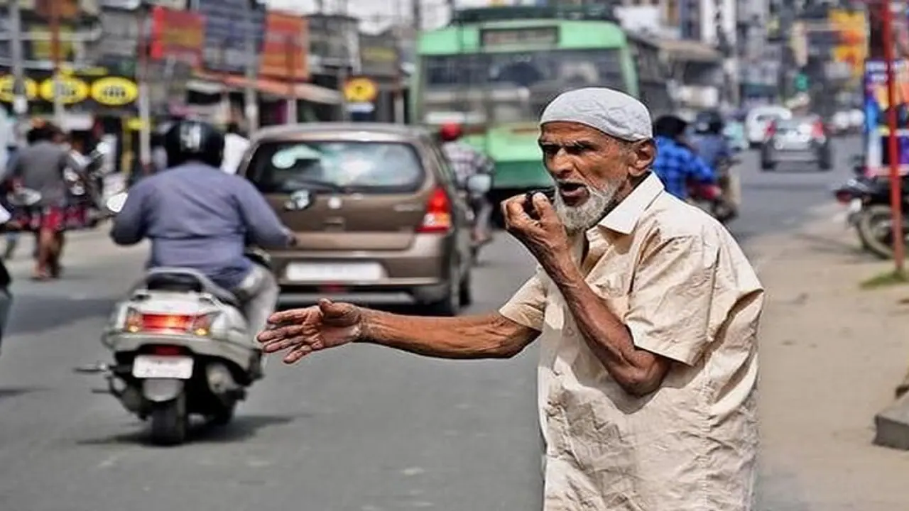 போக்குவரத்தை சீர்செய்யும் 'தனி ஒருவன்'..! தள்ளாத வயதிலும் ஆச்சரியப்படுத்தும் சுல்தான் தாத்தா..! போக்குவரத்தை சீர்செய்யும் 'தனி ஒருவன்'..! தள்ளாத வயதிலும் ஆச்சரியப்படுத்தும் சுல்தான் தாத்தா..!