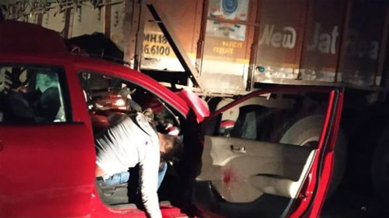 किसी रिश्तेदार के दु:ख में शामिल होकर लौट रही थी फैमिली, रास्ते में थम गई 4 लोगों की जिंदगी किसी रिश्तेदार के दु:ख में शामिल होकर लौट रही थी फैमिली, रास्ते में थम गई 4 लोगों की जिंदगी