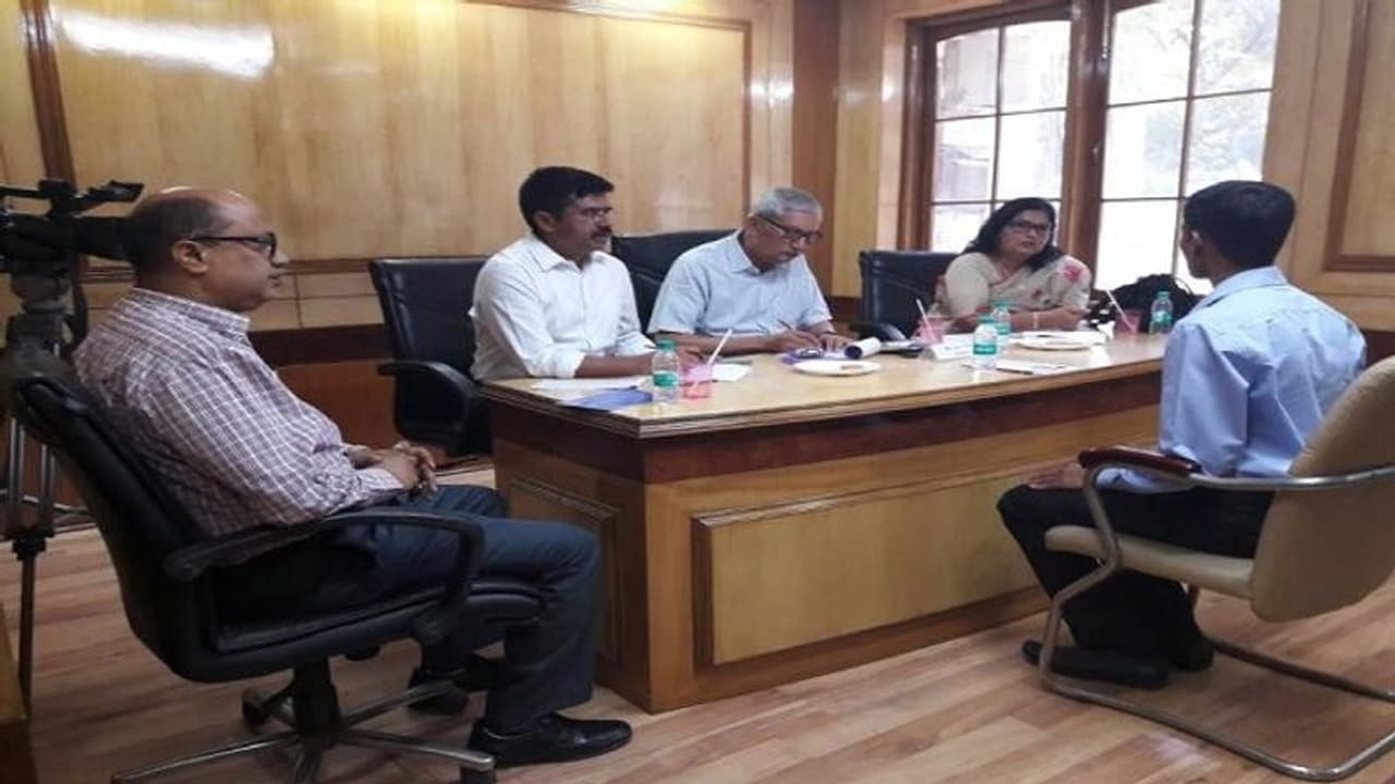 आईएएस के इंटरव्यू में पूछे जाते हैं ऐसे भी सवाल, क्या बता पाएंगे आप? आईएएस के इंटरव्यू में पूछे जाते हैं ऐसे भी सवाल, क्या बता पाएंगे आप?