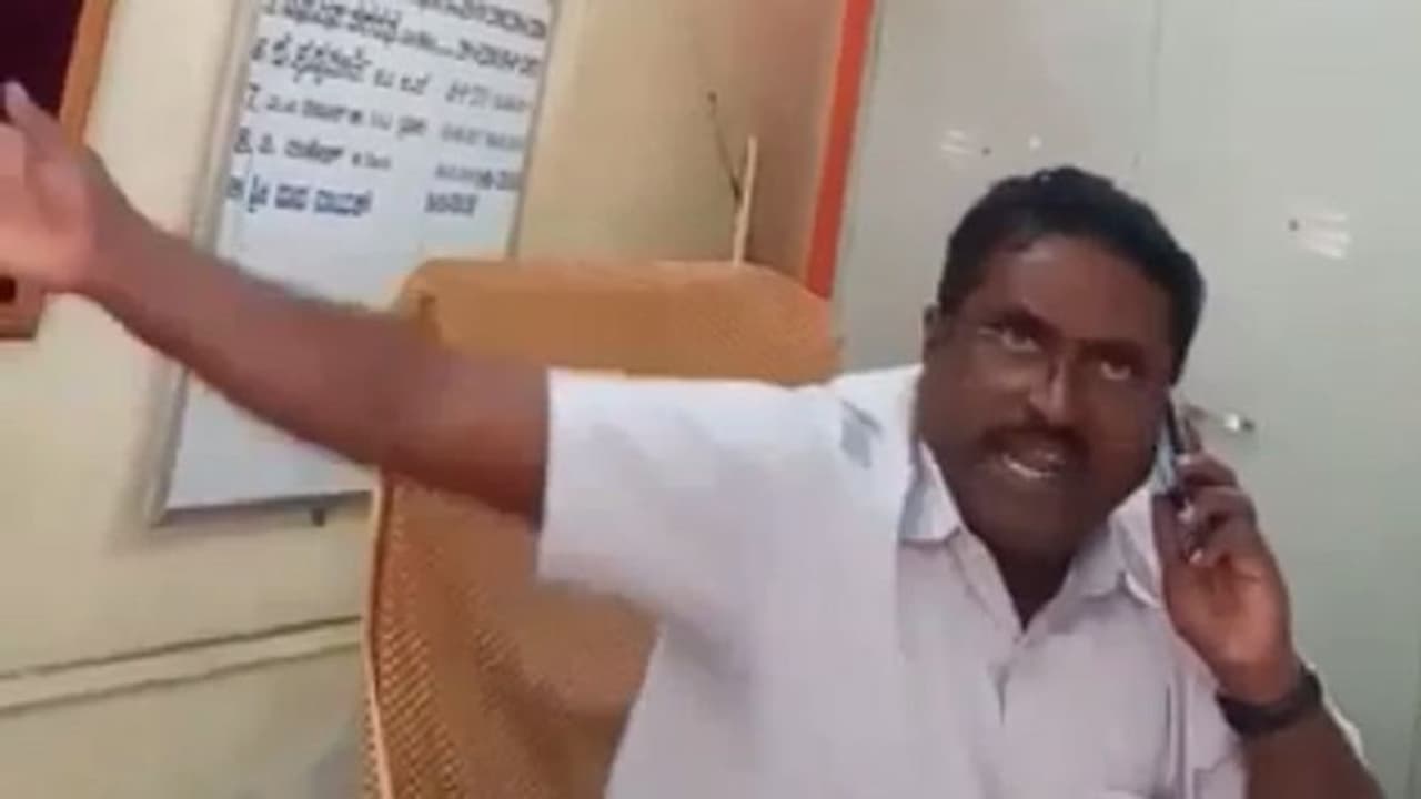 'ಕತ್ತು ಹಿಡಿದು ಆಚೆಗೆ ತಳ್ಳಿ', ಕಂಡಕ್ಟರ್ ಮೇಲೆ ಡಿಪೋ ಮ್ಯಾನೇಜರ್ ದರ್ಪ..! 'ಕತ್ತು ಹಿಡಿದು ಆಚೆಗೆ ತಳ್ಳಿ', ಕಂಡಕ್ಟರ್ ಮೇಲೆ ಡಿಪೋ ಮ್ಯಾನೇಜರ್ ದರ್ಪ..!