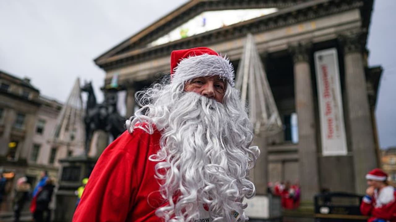 Christmas 2021: সান্তার উপহার পেতে ঝোলাতে হয় মোজা, জেনে নিন কেন সান্তা ক্লজ মোজার মধ্যে উপহার দেন Christmas 2021: সান্তার উপহার পেতে ঝোলাতে হয় মোজা, জেনে নিন কেন সান্তা ক্লজ মোজার মধ্যে উপহার দেন