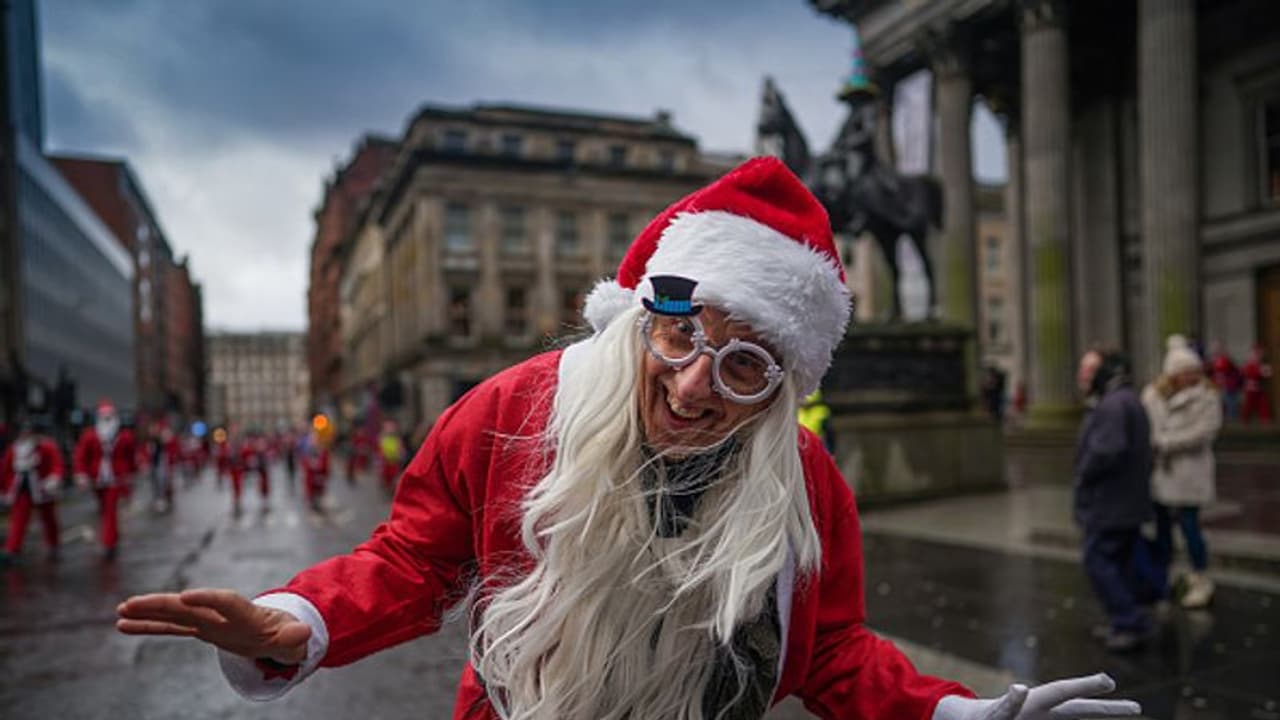 Christmas 2021: লাল পোশাকেই সব সময় দেখা দেন সান্তা খুঁড়ো, জেনে নিন সান্তার লাল পোশাকে নেপথ্যের কাহিনি Christmas 2021: লাল পোশাকেই সব সময় দেখা দেন সান্তা খুঁড়ো, জেনে নিন সান্তার লাল পোশাকে নেপথ্যের কাহিনি