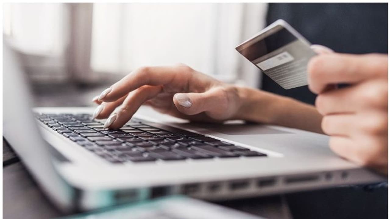 വീണ്ടും ഓണ്ലൈന് തട്ടിപ്പ്; പുതപ്പ് വാങ്ങിയ യുവതിക്ക് 40000 രൂപ നഷ്ടമായി വീണ്ടും ഓണ്ലൈന് തട്ടിപ്പ്; പുതപ്പ് വാങ്ങിയ യുവതിക്ക് 40000 രൂപ നഷ്ടമായി