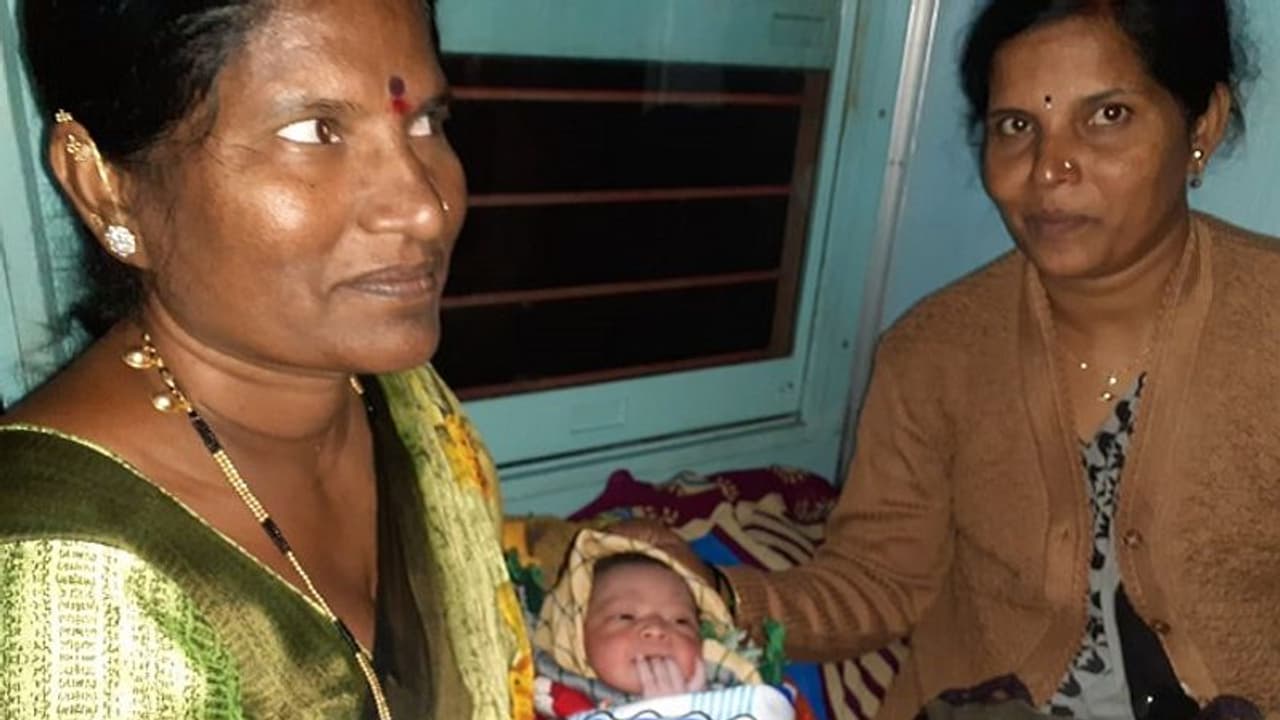 ಯಾದಗಿರಿ: ಓಡುವ ರೈಲಿನಲ್ಲೇ ನಡೆಯಿತು ಹೆರಿಗೆ..! ಯಾದಗಿರಿ: ಓಡುವ ರೈಲಿನಲ್ಲೇ ನಡೆಯಿತು ಹೆರಿಗೆ..!