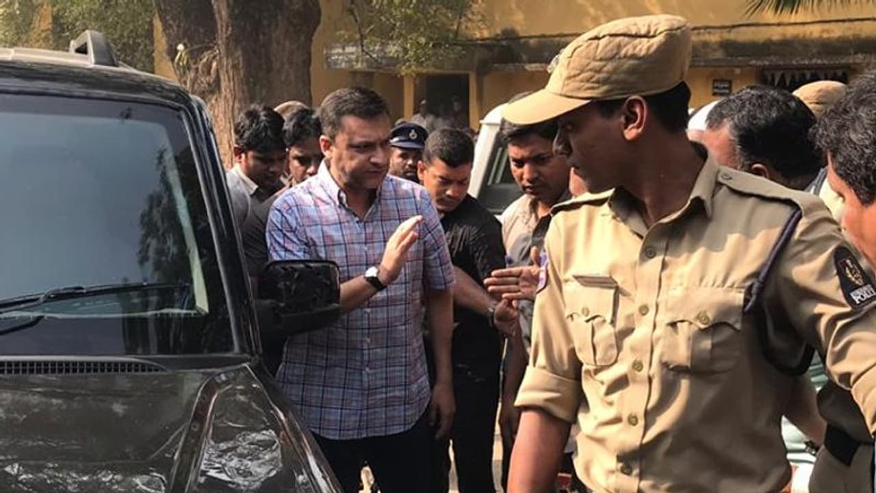 హిందువులపై వ్యాఖ్యలు: నిర్మల్ కోర్టులో హాజరైన అక్బరుద్దీన్ హిందువులపై వ్యాఖ్యలు: నిర్మల్ కోర్టులో హాజరైన అక్బరుద్దీన్