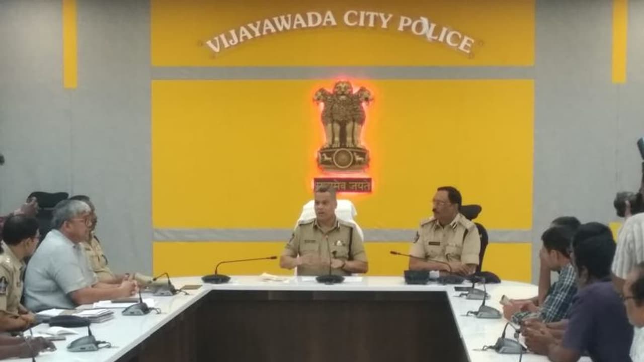 విజయవాడపై సైబర్ నేరగాళ్ల కన్ను... కనకదుర్గమ్మ భక్తులే టార్గెట్ విజయవాడపై సైబర్ నేరగాళ్ల కన్ను... కనకదుర్గమ్మ భక్తులే టార్గెట్