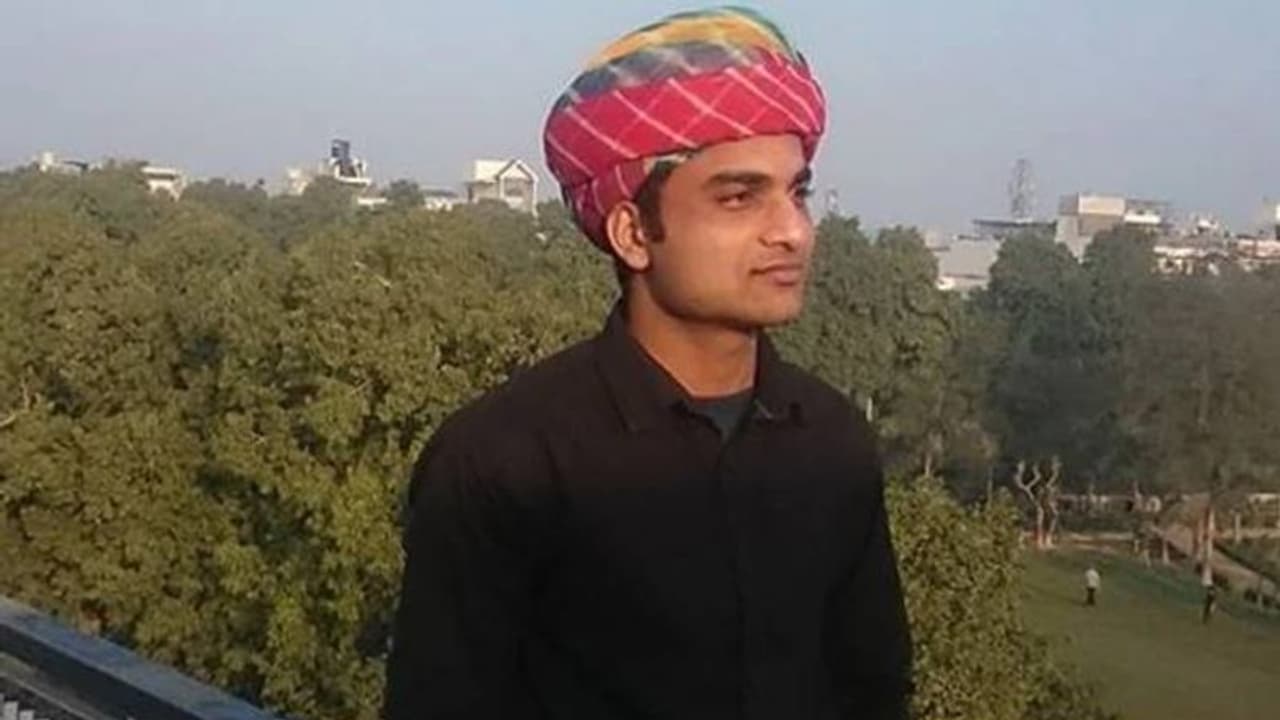 ബനാറസ് സര്വ്വകലാശാലയിലെ പ്രതിഷേധം; സംസ്കൃത വിഭാഗത്തിലെ മുസ്ലീം അധ്യാപകന് രാജിവച്ചു ബനാറസ് സര്വ്വകലാശാലയിലെ പ്രതിഷേധം; സംസ്കൃത വിഭാഗത്തിലെ മുസ്ലീം അധ്യാപകന് രാജിവച്ചു