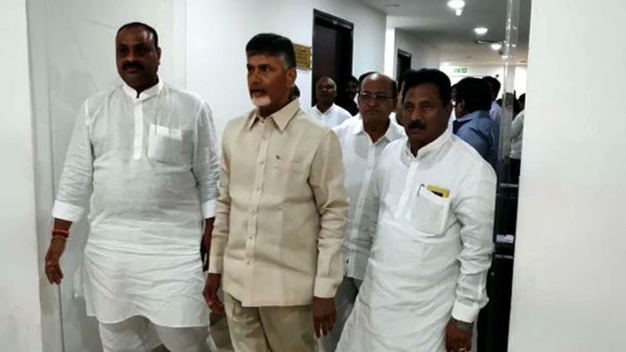 అసెంబ్లీలో అమరావతి రగడ: రాజధానిపై చంద్రబాబు సవాల్, వైసీపీ ప్రతిసవాల్ అసెంబ్లీలో అమరావతి రగడ: రాజధానిపై చంద్రబాబు సవాల్, వైసీపీ ప్రతిసవాల్