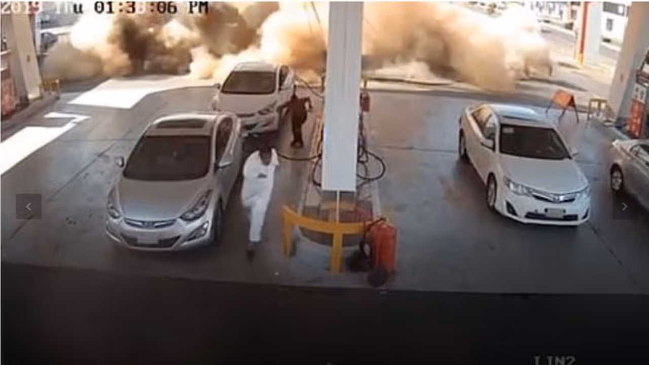 പെട്രോള് പമ്പിലെ ഗ്യാസ് ടാങ്ക് പൊട്ടിത്തെറിച്ചു; ഇന്ധനം നിറയ്ക്കാനെത്തിയവര് രക്ഷപെട്ടത് തലനാരിഴയ്ക്ക് വീഡിയോ പെട്രോള് പമ്പിലെ ഗ്യാസ് ടാങ്ക് പൊട്ടിത്തെറിച്ചു; ഇന്ധനം നിറയ്ക്കാനെത്തിയവര് രക്ഷപെട്ടത് തലനാരിഴയ്ക്ക് വീഡിയോ