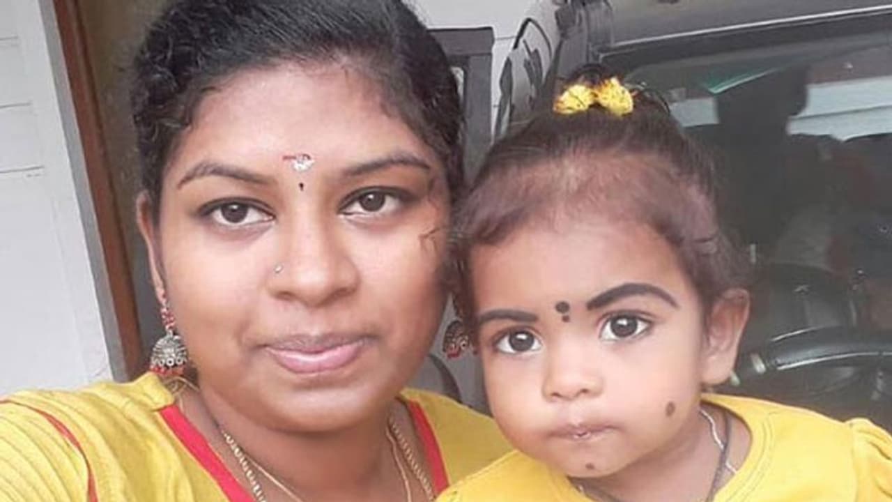 வரதட்சணை கொடுமை... தாயின் உடலை அனைத்தபடியே தூக்கில் தொங்கிய குழந்தை..!