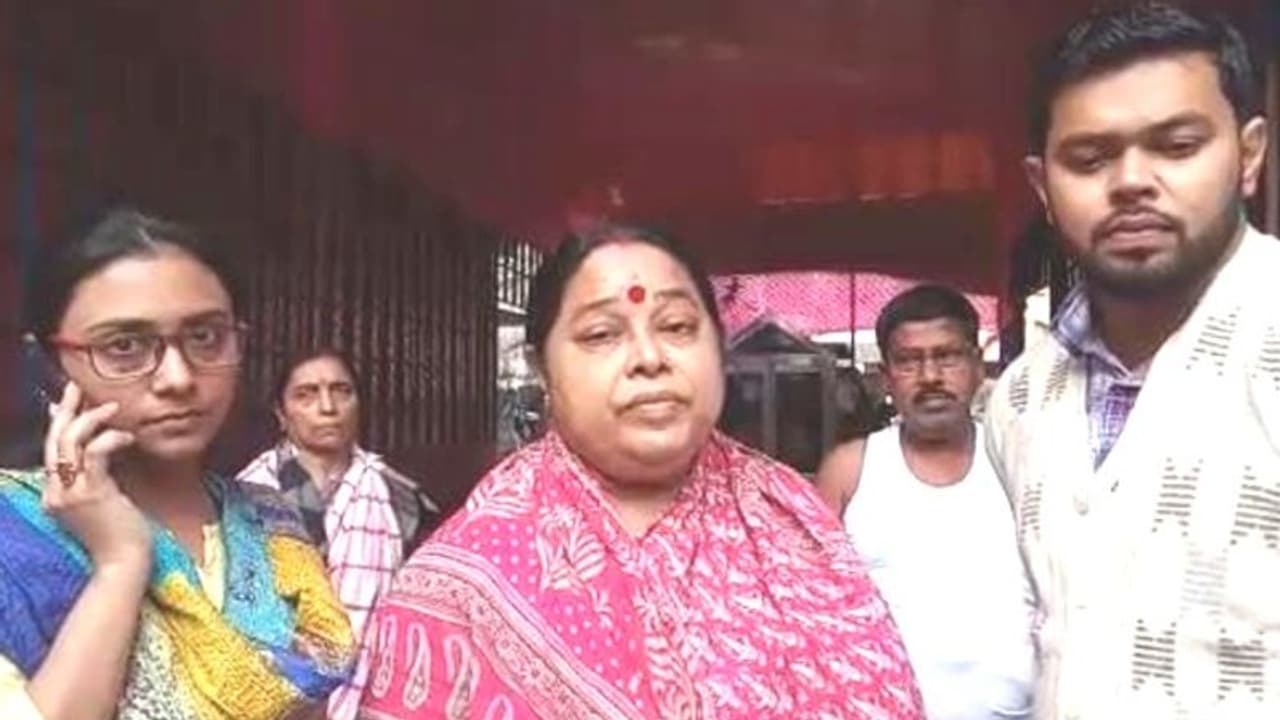 বাবার মৃতদেহ সৎকার না করে বিবাহ বন্ধনে পাত্র পাত্রী বাবার মৃতদেহ সৎকার না করে বিবাহ বন্ধনে পাত্র পাত্রী