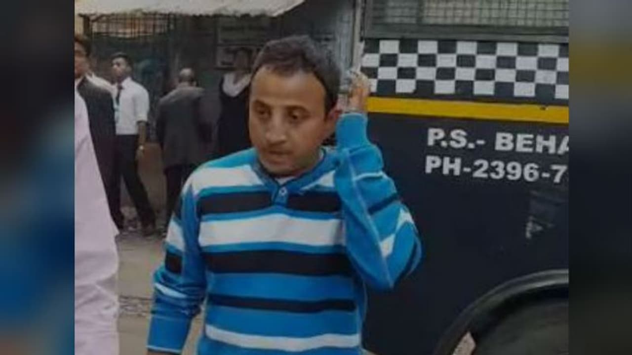 পার্কে তরুণীদের দেখে হস্তমৈথুন, বেহালায় হাতেনাতে ধরা পড়ল যুবক পার্কে তরুণীদের দেখে হস্তমৈথুন, বেহালায় হাতেনাতে ধরা পড়ল যুবক