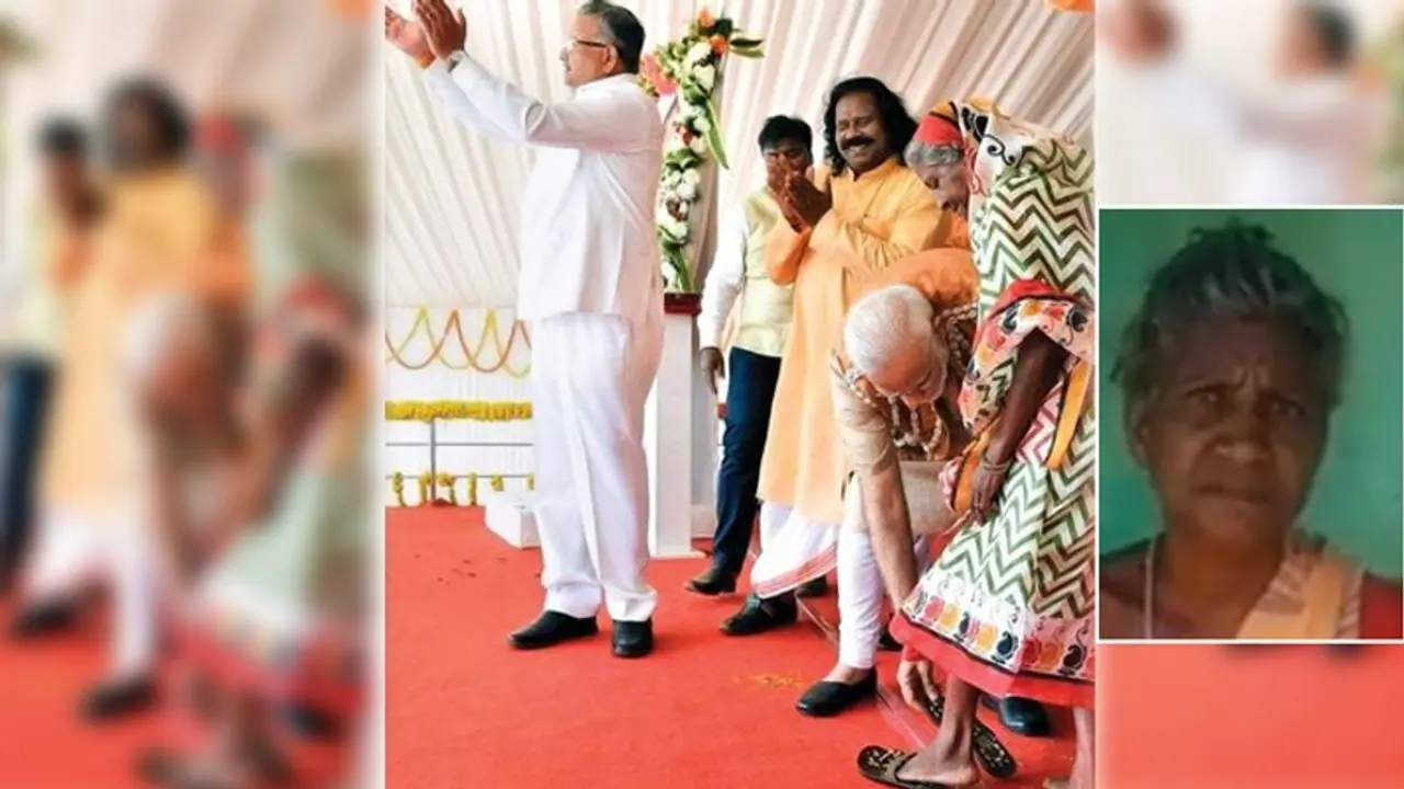जिसे मोदी ने खुद अपने हाथों से पहनाया था, वो चप्पल टूटने से दु:खी हुई आदिवासी बुजुर्ग महिला जिसे मोदी ने खुद अपने हाथों से पहनाया था, वो चप्पल टूटने से दु:खी हुई आदिवासी बुजुर्ग महिला