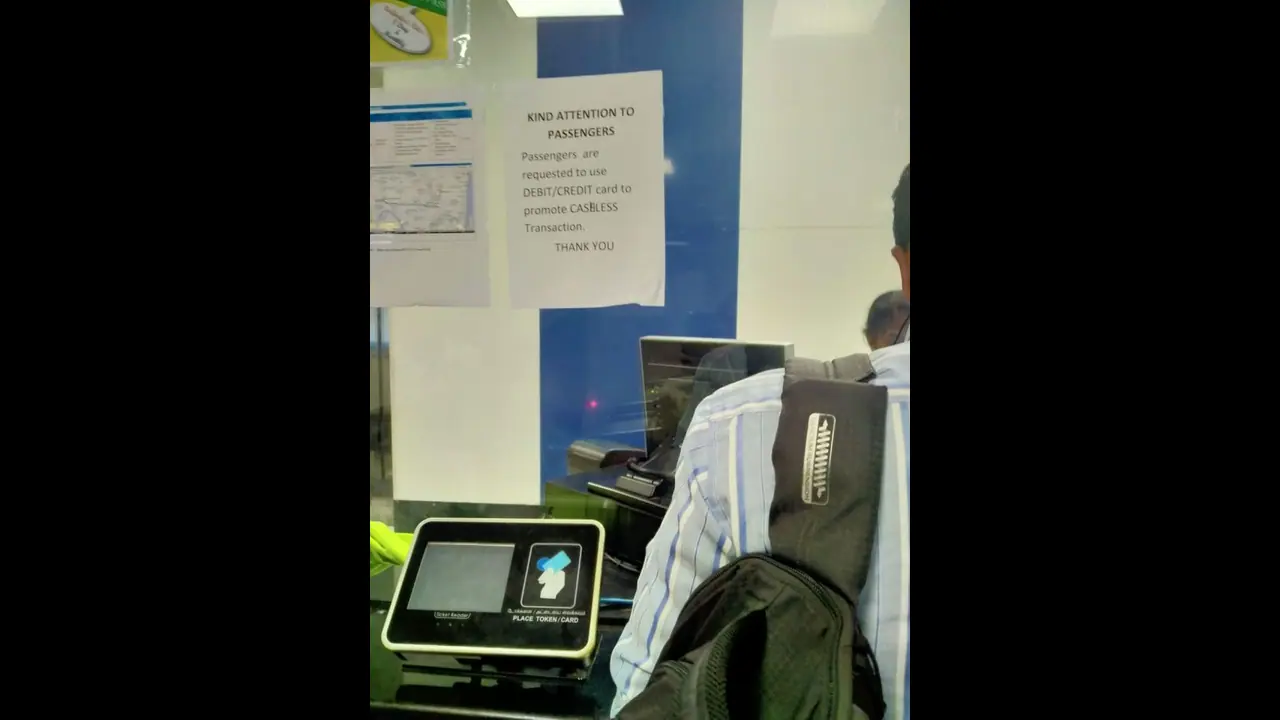 மெட்ரோ ரயிலில் பயணிப்பவரா..? ரூ.20 கட்டணம் என்றாலும் டெபிட் அல்லது கிரெடிட் கார்டு தான்..!