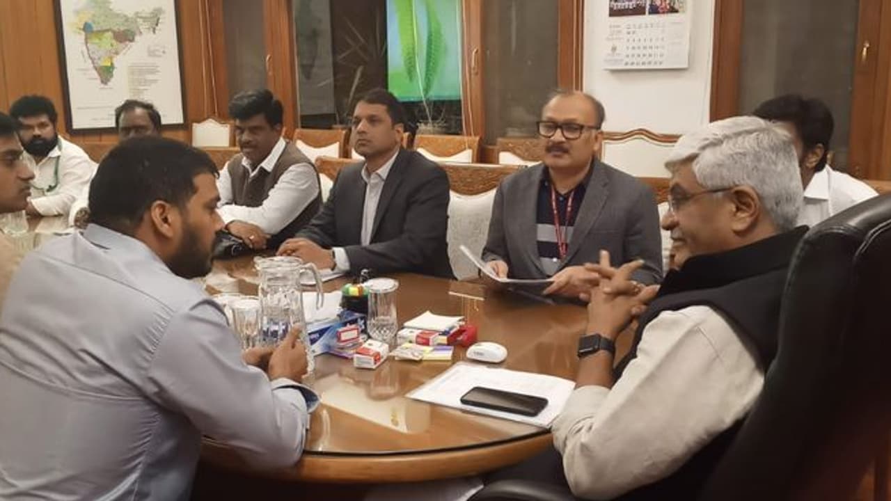 కేంద్ర జలశక్తి మంత్రితో అనిల్ కుమార్ భేటీ... పోలవరంపై స్పష్టమైన హామీ కేంద్ర జలశక్తి మంత్రితో అనిల్ కుమార్ భేటీ... పోలవరంపై స్పష్టమైన హామీ