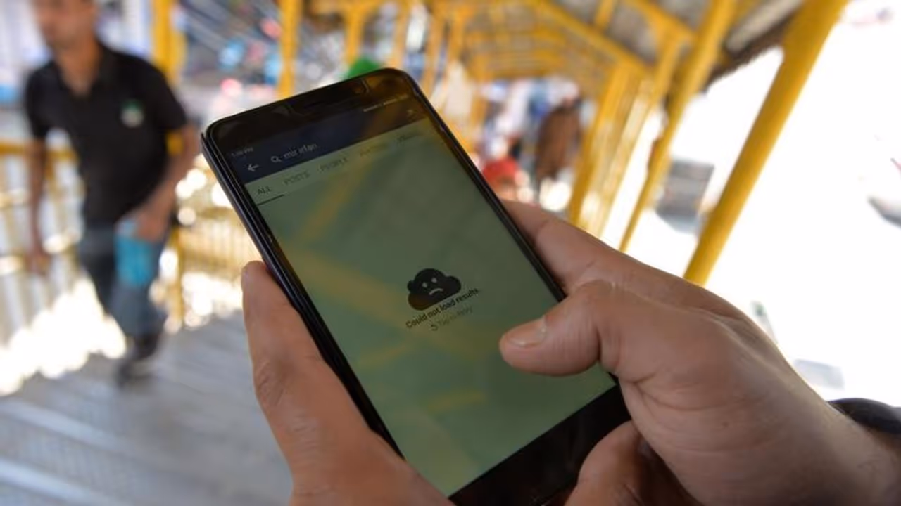 ത്രിപുരയില് രണ്ട് ദിവസത്തേക്ക് മൊബൈല് ഇന്റര്നെറ്റ്, എസ്എംഎസ് എന്നിവയ്ക്ക് നിരോധനം ത്രിപുരയില് രണ്ട് ദിവസത്തേക്ക് മൊബൈല് ഇന്റര്നെറ്റ്, എസ്എംഎസ് എന്നിവയ്ക്ക് നിരോധനം