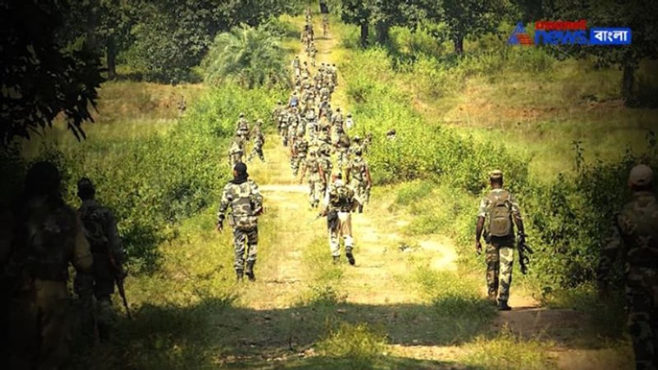 మందుపాతర పేల్చిన గంటల వ్యవధిలోనే ఎన్కౌంటర్: భద్రాద్రి జిల్లాలో ఇద్దరు మావోల మృతి మందుపాతర పేల్చిన గంటల వ్యవధిలోనే ఎన్కౌంటర్: భద్రాద్రి జిల్లాలో ఇద్దరు మావోల మృతి