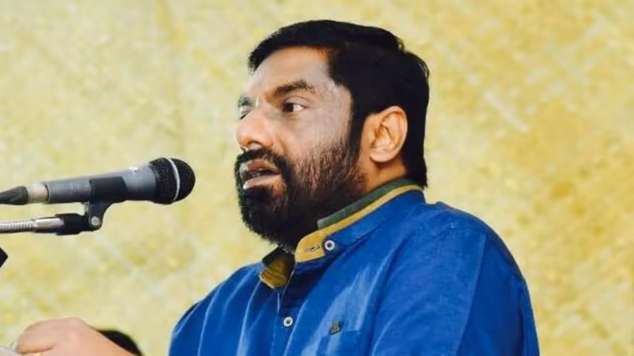 മണ്ണുതിന്നൽ വിവാദം: സര്ക്കാരിനെ അപകീര്ത്തിപ്പെടുത്താന് ശ്രമിച്ചിട്ടില്ല, വിശദീകരണം നല്കി എസ് പി ദീപക്ക് മണ്ണുതിന്നൽ വിവാദം: സര്ക്കാരിനെ അപകീര്ത്തിപ്പെടുത്താന് ശ്രമിച്ചിട്ടില്ല, വിശദീകരണം നല്കി എസ് പി ദീപക്ക്