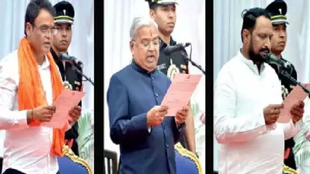 ರಾಜ್ಯ ರಾಜಕೀಯಲ್ಲಿ ಬಿಗ್ ಟ್ವಿಸ್ಟ್: ಮೂರೂ ಡಿಸಿಎಂ ಹುದ್ದೆಗಳು ರದ್ದು? ರಾಜ್ಯ ರಾಜಕೀಯಲ್ಲಿ ಬಿಗ್ ಟ್ವಿಸ್ಟ್: ಮೂರೂ ಡಿಸಿಎಂ ಹುದ್ದೆಗಳು ರದ್ದು?