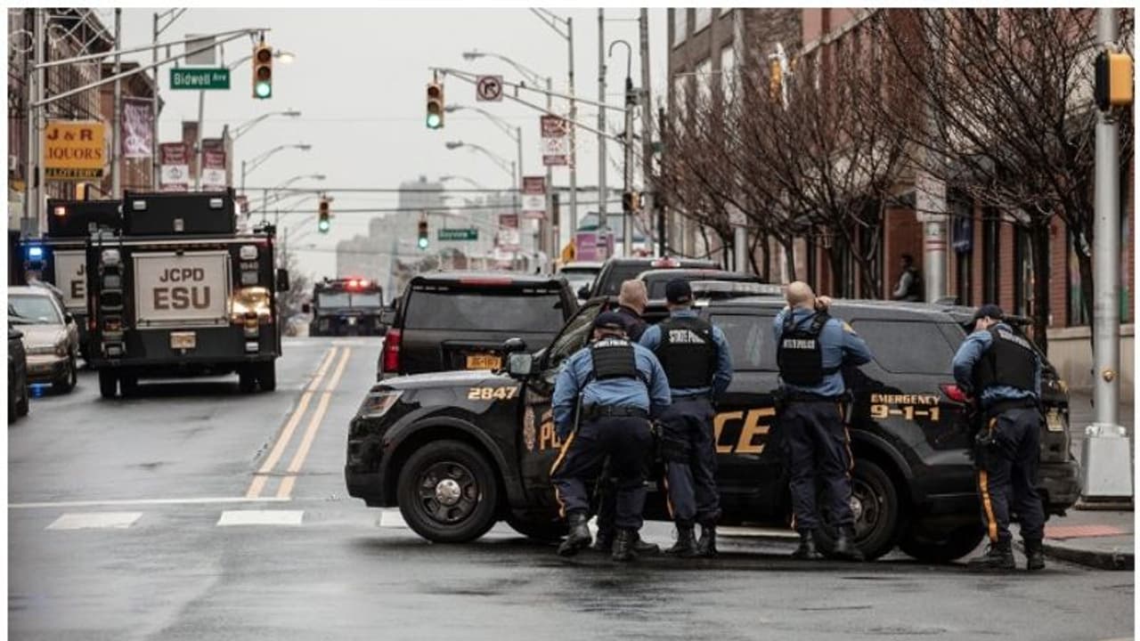 ന്യൂയോര്ക്കിലെ ന്യൂജേഴ്സി സ്റ്റോറില് വെടിവെപ്പ്; ആറ് മരണം ന്യൂയോര്ക്കിലെ ന്യൂജേഴ്സി സ്റ്റോറില് വെടിവെപ്പ്; ആറ് മരണം