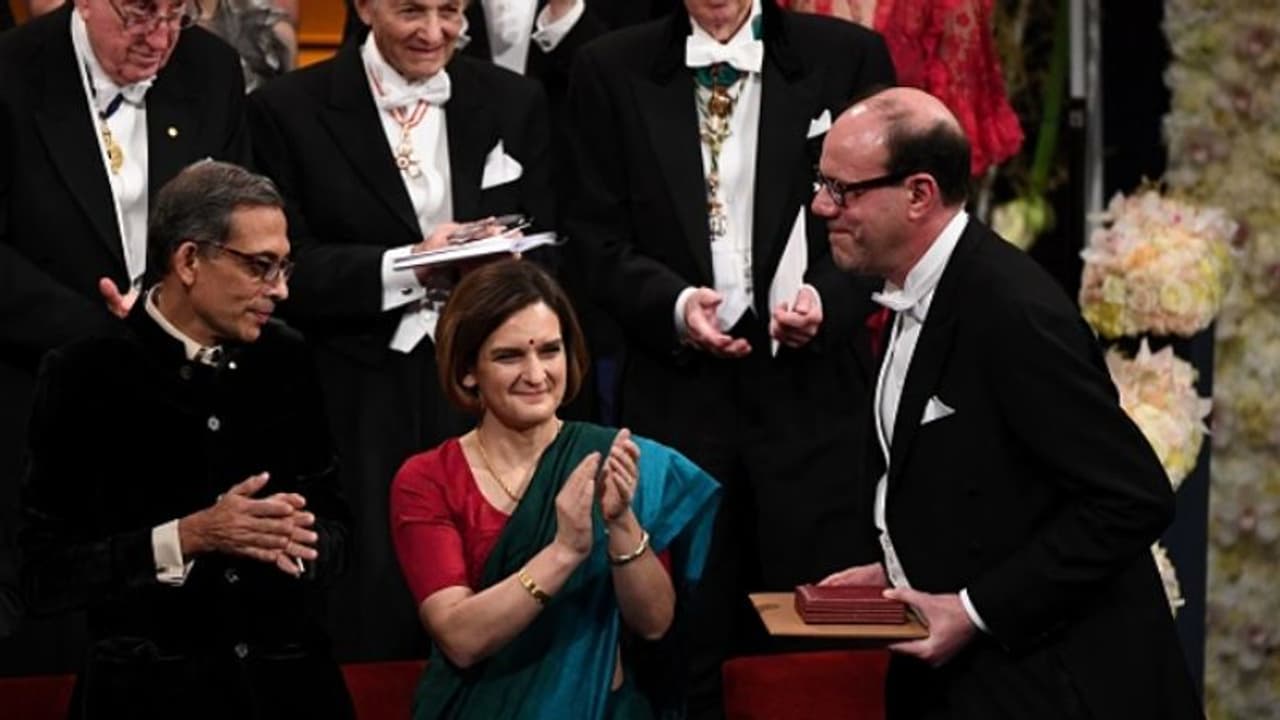 ధోతి కట్టుకొని నోబెల్ అందుకున్న అభిజిత్ బెనర్జీ ధోతి కట్టుకొని నోబెల్ అందుకున్న అభిజిత్ బెనర్జీ